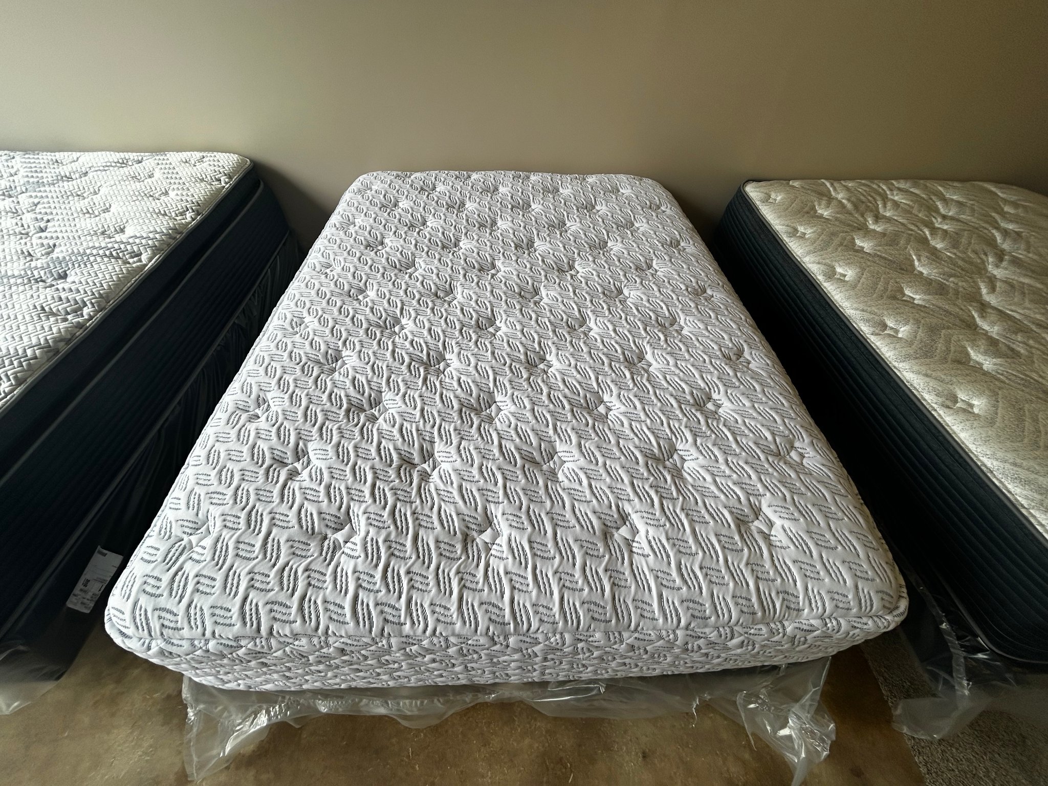 American Bedding 15" Plush/Soft Queen — Loraine